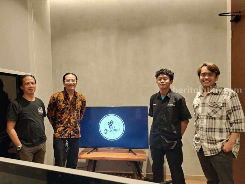 Siswa Smekdors Dapat Mentoring di Super 8 mm Studio Jakarta Siswa Smekdors mendapatkan mentoring secara langsung saat magang di Super 8 mm Studio di Jalarta