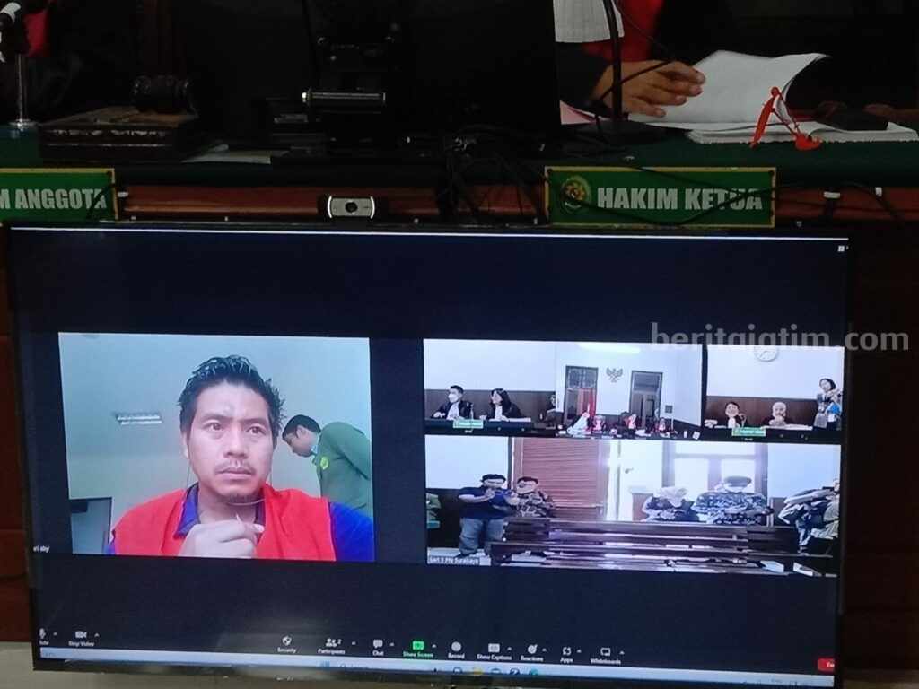 Terlibat Penggelapan Mobil Rental, Oknum Polisi Polres Sampang Diadili Terdakwa kasus penggelapan saat menjalani sidang