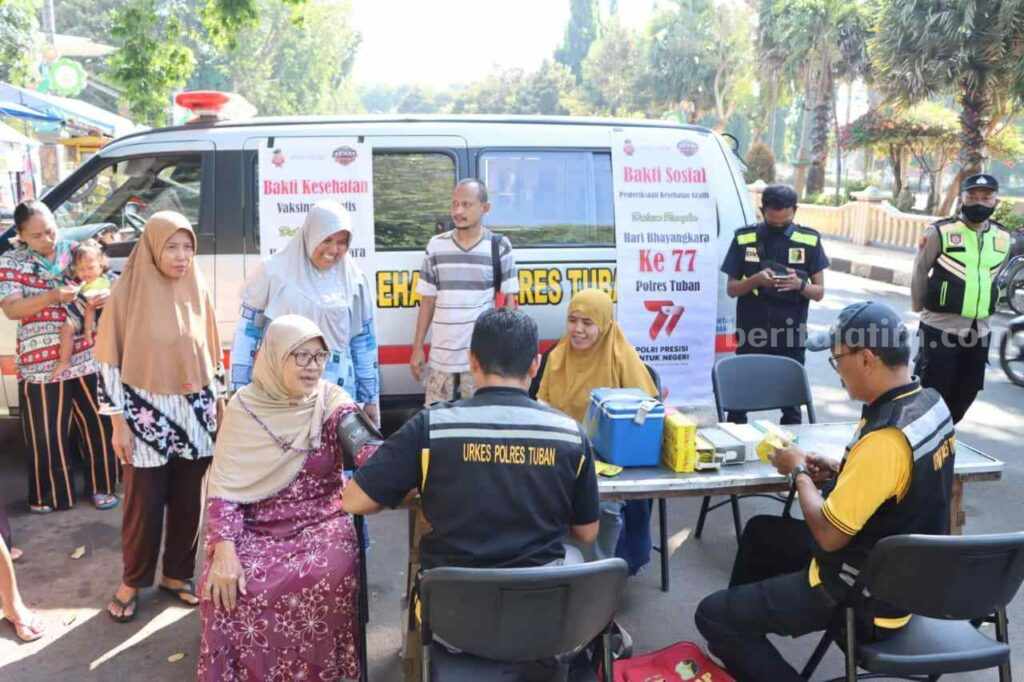 Polres Tuban saat menggelar kegiatan bakti sosial bersih - bersih area makam Sunan Bonang Tuban dan pengobatan gratis. [Foto:Diah Ayu/beritajatim.com]