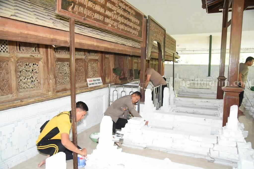 Polres Lamongan menggelar bakti sosial berupa aksi pengecatan dan bersih-bersih area Makam Sunan Drajat.