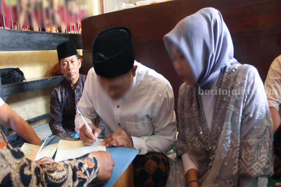 Mempelai yang menikah di ruang tahanan Polres Pasuruan Kota.