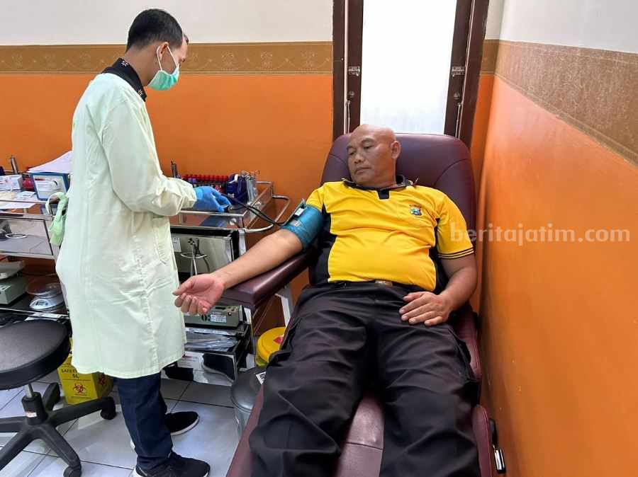 Anggota Polres Tuban saat melakukan donor darah di PMI Tuban. [Foto:Diah Ayu/beritajatim.com]