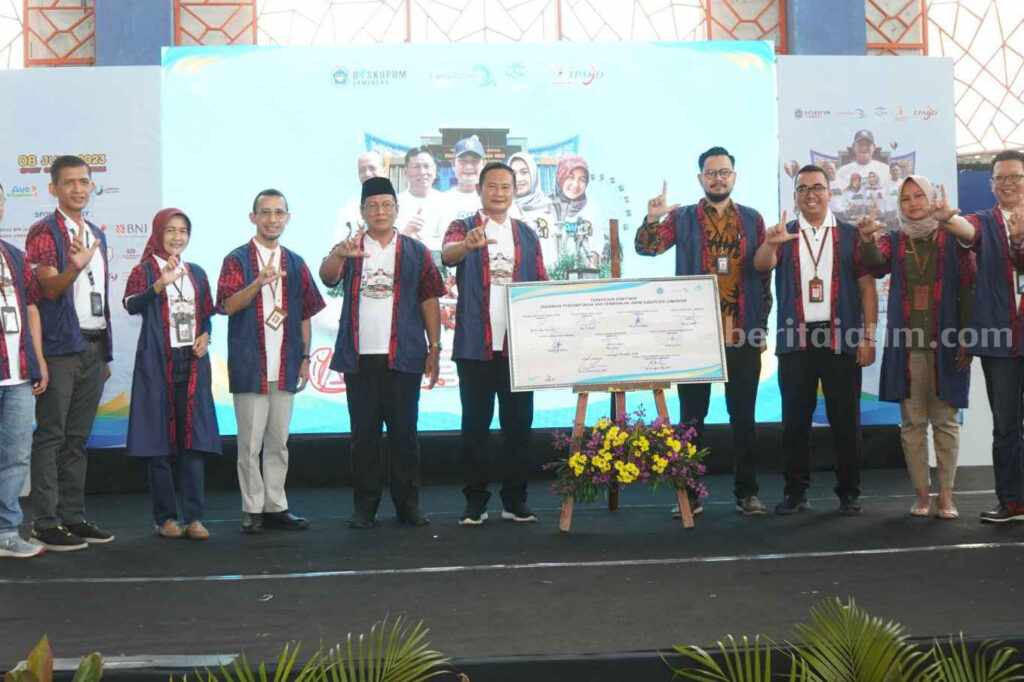Penyerahan 1000 NIB bagi para pelaku UMKM Lamongan, di Gedung Lamongan Sport Center (Thoriq/beritajatim.com).
