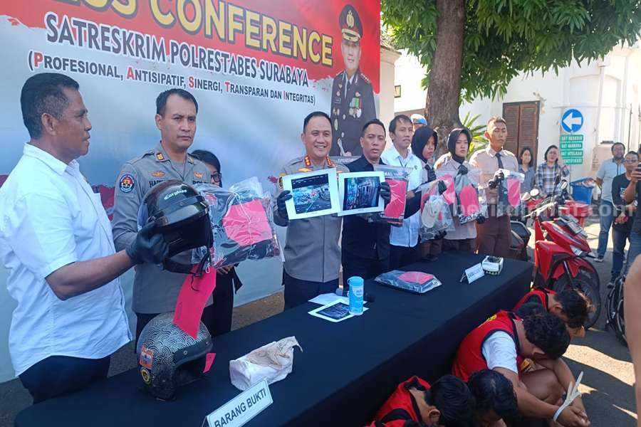 9 Oknum Pesilat Keroyok Pejalan Kaki di Jalan Tunjungan Saat Konvoi Kapolrestabes Surabaya, Kombes Pol Pasma Royce (dua dari kiri) saat melakukan konferensi pers di Lapangan A Polretsabes Surabaya, Kamis (08/06/2023). (Foto/Anggadia).