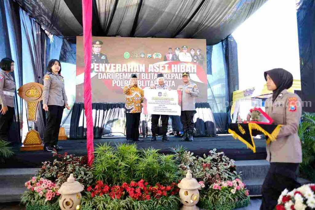 Pemkot Blitar Hibahkan 3 Aste Tanah Ke Polres Blitar Kota Wali Kota Blitar, Santoso menyerahkan hibah aset tanah ke Kapolda Jatim, Irjen Pol Toni Harmanto