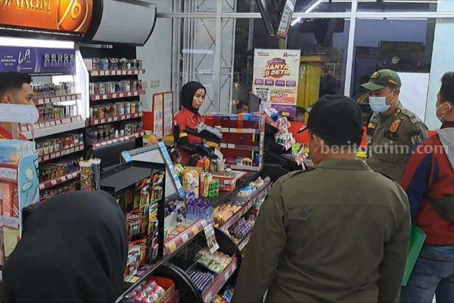 Langgar Jam Operasional, Pemkab Magetan Tegur Puluhan Toko Modern Petugas Satpol PP dan Damkar saat memberikan teguran pada toko modern yang melebihi jam operasional.
