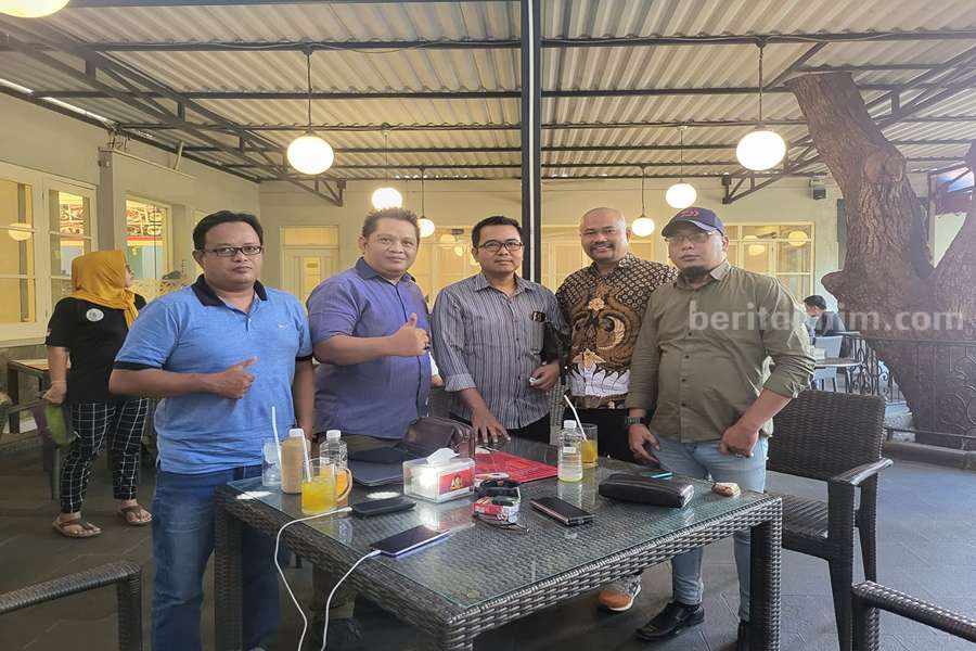 Edy Tarigan (dua dari kanan) bersama advokat Sholeh (tengah) saat memberikan keterangan terkait konten Roy Mafia Gedang. (Foto/dokumen pribadi Edy Tarigan)