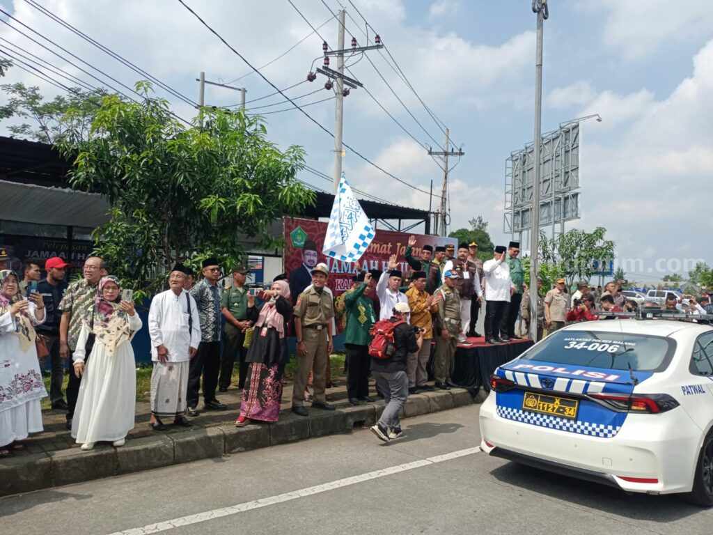 Bupati Malang Sanusi Berangkatkan 1.512 Calon Haji Bupati Malang HM.Sanusi, memberangkatkan 1.512 Calon Jamaah Haji asal Kabupaten Malang, Kamis (8/6/2023).