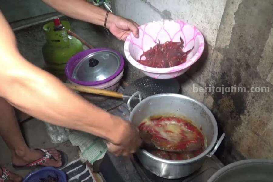 Aktivitas penjual bakso saat membuat sambal yang merupakan campuran cabai segar dan cabai kering.