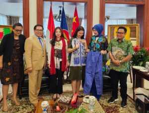 Wali Kota Malang, Sutiaji dan Ketua Dekranasda Kota Malang, Widayati Sutiaji memperkenalkan produk-produk UMKM unggulan Kota Malang di Kedutaan Besar RI Beijing Republik Rakyat Tiongkok (RRT).