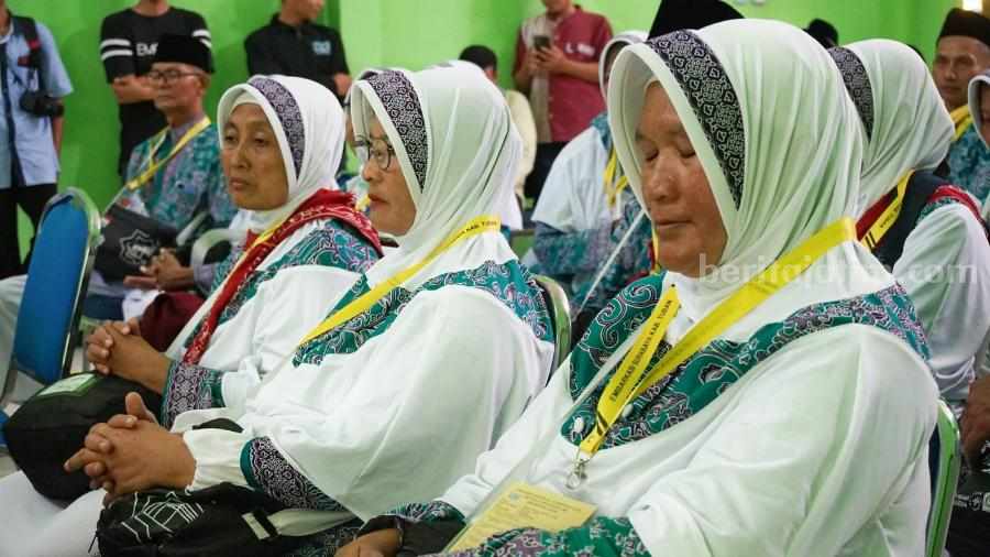 23 Jemaah haji cadangan asal Tuban yang diberangkatkan menuju Surabaya. [Foto:Diah Ayu/beritajatim.com]