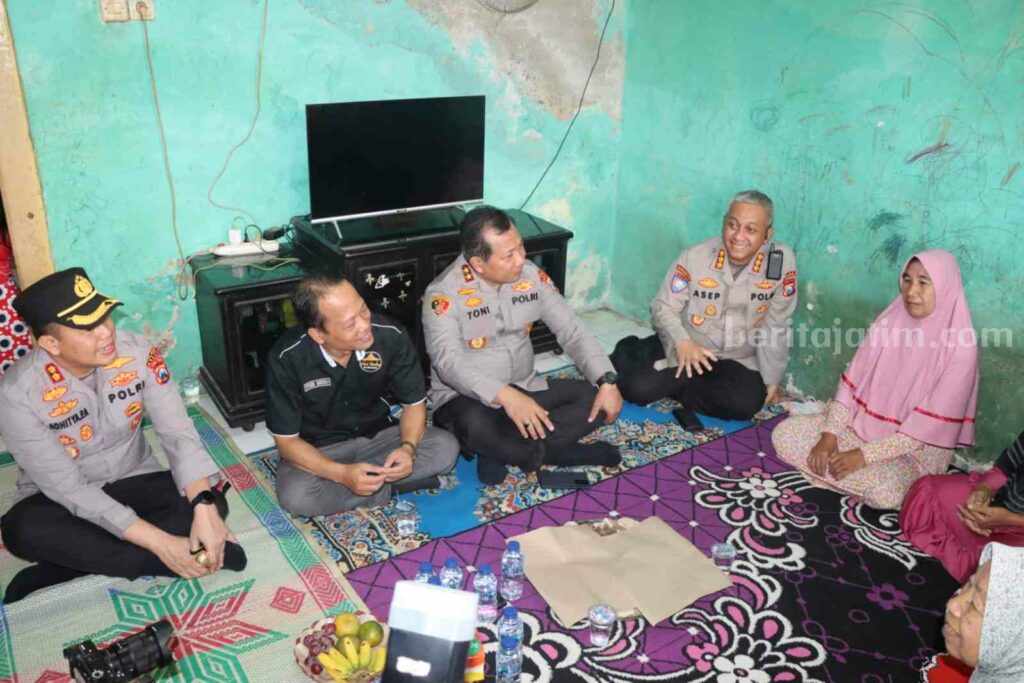 Kapolda Jawa Timur Irjen Pol Toni Harmanto (tiga dari kanan) saat mendengarkan curhatan warga Desa Sukorejo, Gresik