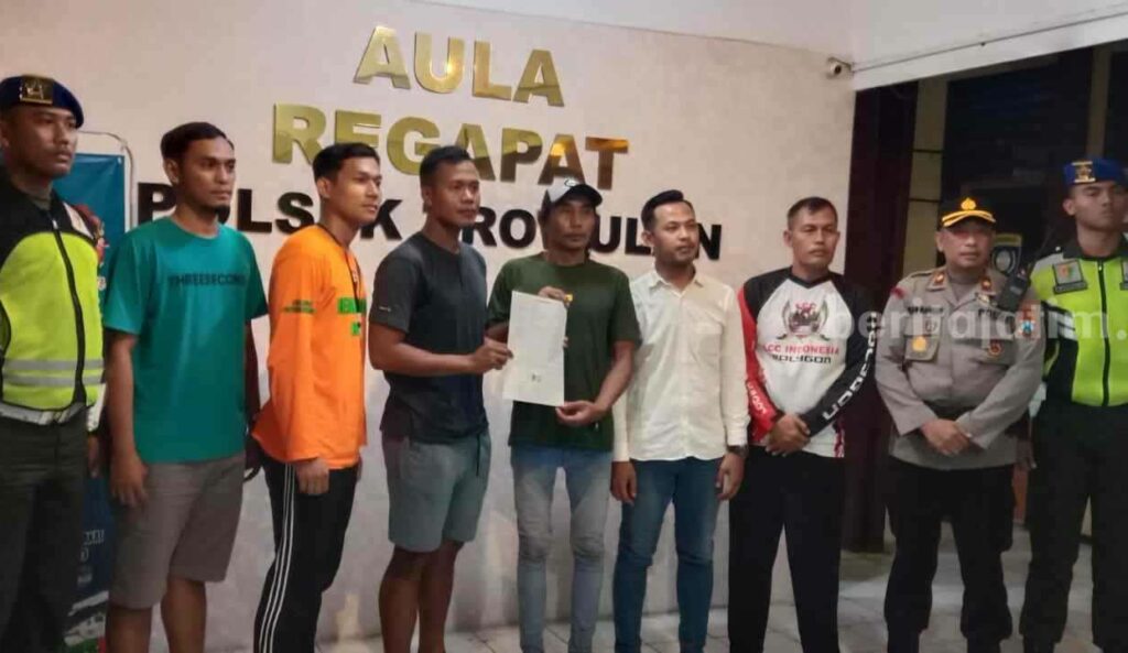 Mediasi yang dijembatani Polsek Trowulan pasca aksi pengeroyokan di Lapangan Desa Watesumpak, Kecamatan Trowulan, Kabupaten Mojokerto. [Foto : ist]