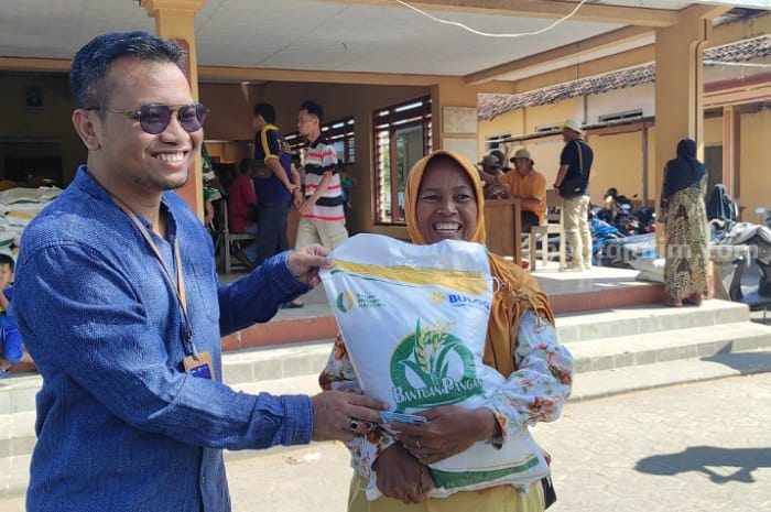 Terima Bantuan Pangan, Sulastri : Berasnya Enak dan Wangi Bantuan Pangam