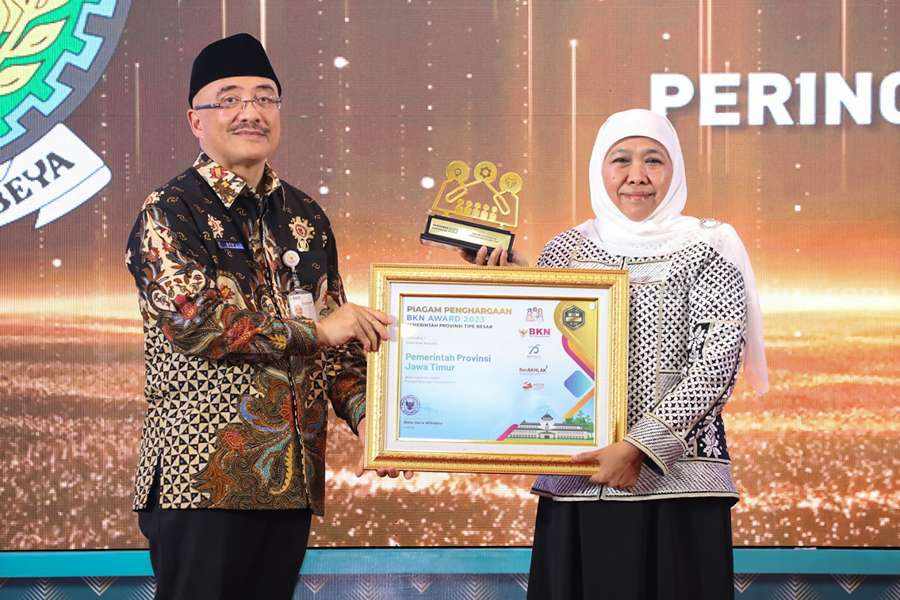 Plt Kepala BKN Bima Haria Wibisana beri penghargaan kepada Gubernur Jatim Khofifah Indar Parawansa
