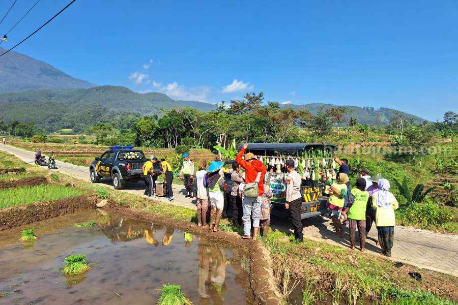 Polsek Jogorogo Ngawi saat membagikan sayur dan lauk pada petani, Jumat (9/6/2023)
