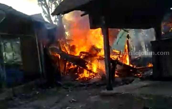 Kobaran api yang membakar toko dan gudang sayur di Pasar Gondang Legi di Desa Macanan Kecamatan Jogorogo Kabupaten Ngawi, Jawa Timur terbakar pada Jumat (9/6/2023) pukul 14.30 WIB