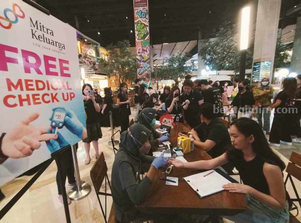 Cegah Diabetes Gen Z, Mahasiswa UK Petra Surabaya Kampanyekan Konsumsi Gula Secara Sehat Kampanye Poisoned Sugar oleh Mahasiswa Strategic Communication UK Petra di Food Society Pakuwon Mall, Surabaya