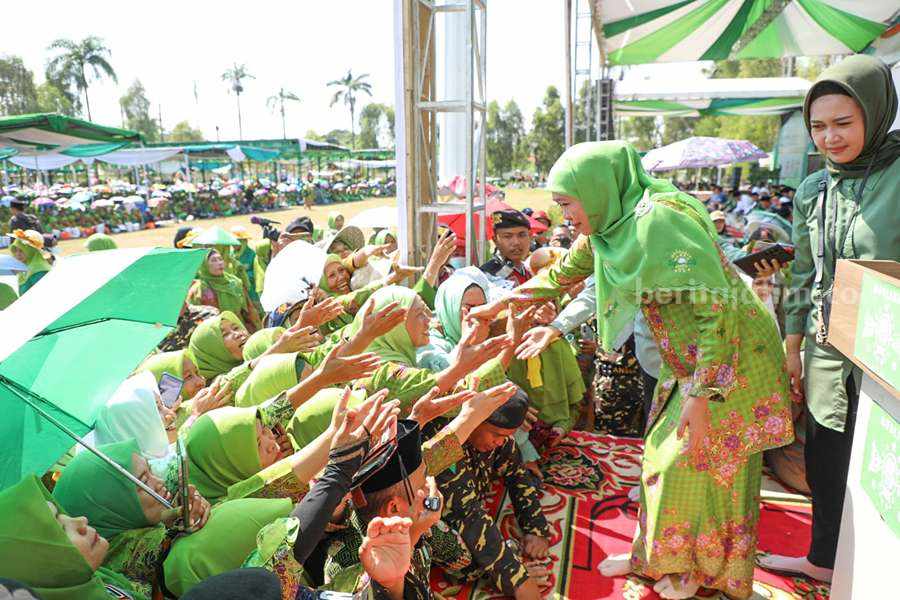 Imbauan Khofifah ke Muslimat NU: Jangan Terprovokasi di Tahun Politik Ketum PP Muslimat NU, Khofifah Indar Parawansa menghadiri Harlah ke-77 Muslimat NU