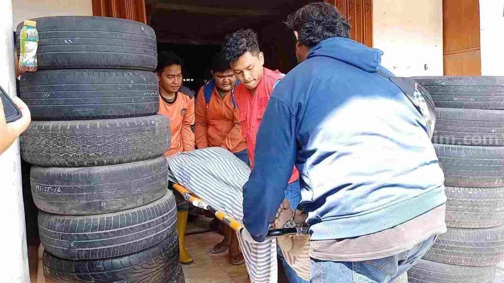 Korban dievakuasi sejumlah relawan ke rumah duka di Desa Sooko Gg 4, Kecamatan Sooko, Kabupaten Mojokerto. [Foto : ist]