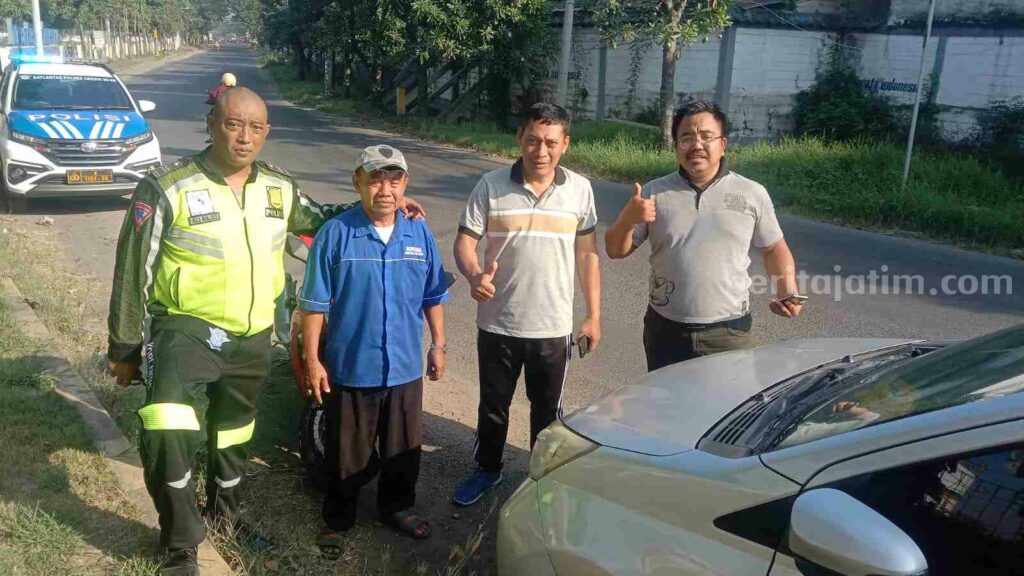 Driver online yang juga korban Ali Affendi (kaos biru) diapit petugas saat menemukan mobil miliknya di Jalan Kapten Darmosugondo Gresik