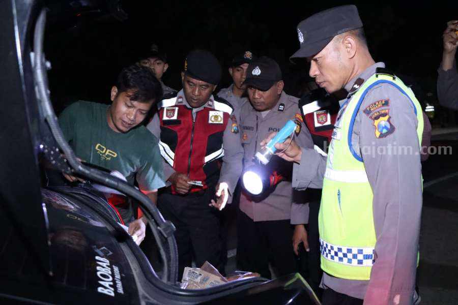 Polres Ngawi saat melakukan pemeriksaan terhadap kendaraan yang memasuki wilayah Ngawi pada patroli pada Sabtu (10/6/2023)
