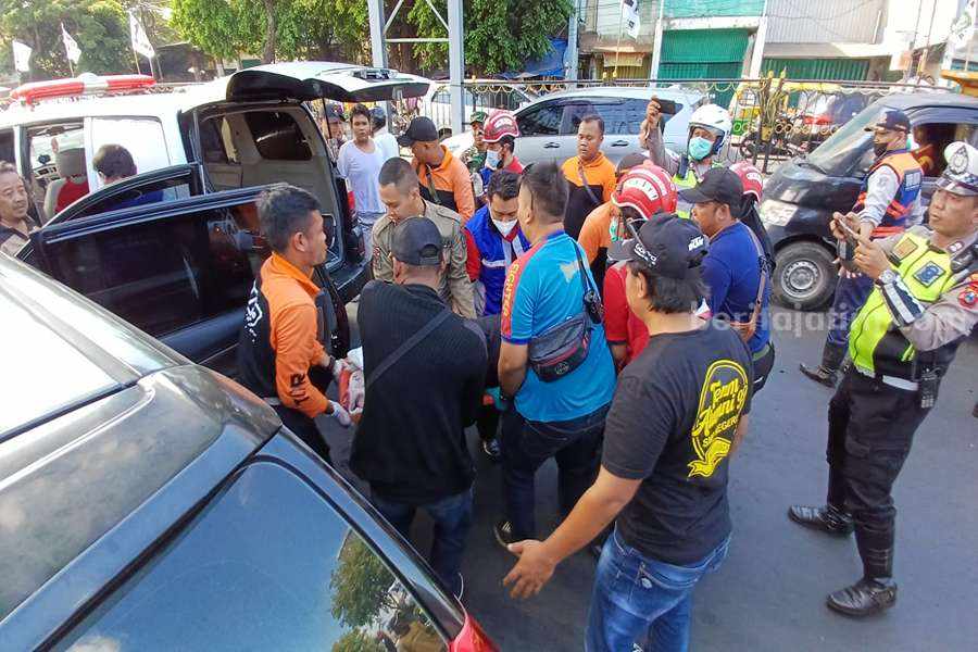 Tak Tahu Tiang Tengah Jalan, Avanza Tabrak JPO Wonokromo Surabaya Petugas dari BPBD Kota Surabaya saat mengevakuasi jenazah Ninik di Jalan Wonokromo, Minggu (11/06/2023). (Foto/ist)