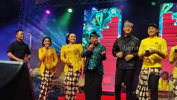 Bupati Tuban Aditya Halindra Faridzky didampingi Kapolres Tuban AKBP Suryono dan Abah Kirun dalam rangkaian acara Gebyar Campursari. [Foto:Diah Ayu/beritajatim.com]