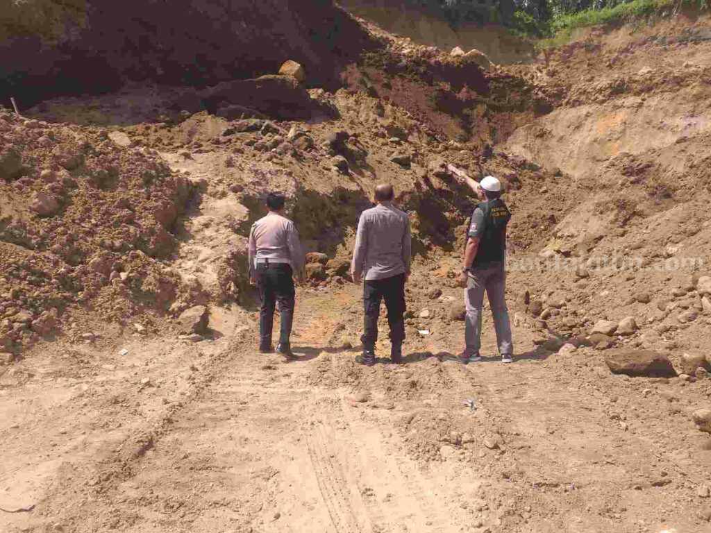 Petugas dari Polsek Ngoro bersama Unit Identifikasi Satreskrim Polres Mojokerto saat melakukan olah TKP. [Foto : ist]