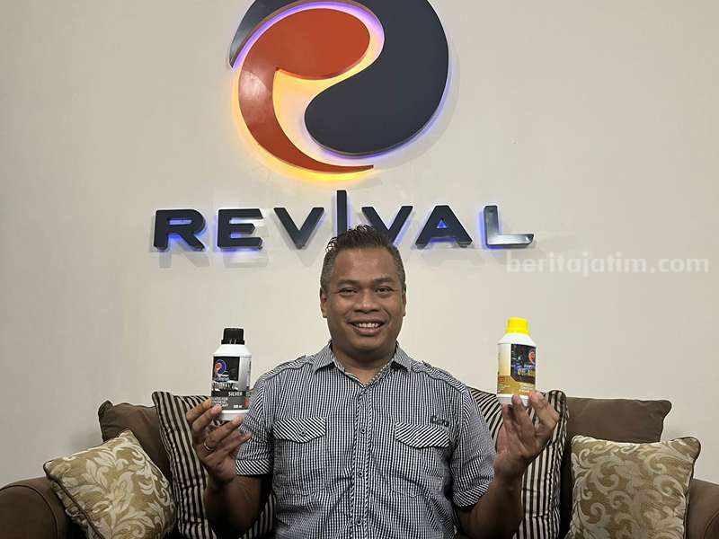Jeremy Kurniawan, Pemuda Surabaya Ini Kembangkan Oli Aditif Teknologi Nano untuk Kendaraan Bermotor Jeremy Kurniawan menunjukkan oli aditif Revival hasil inovasinya