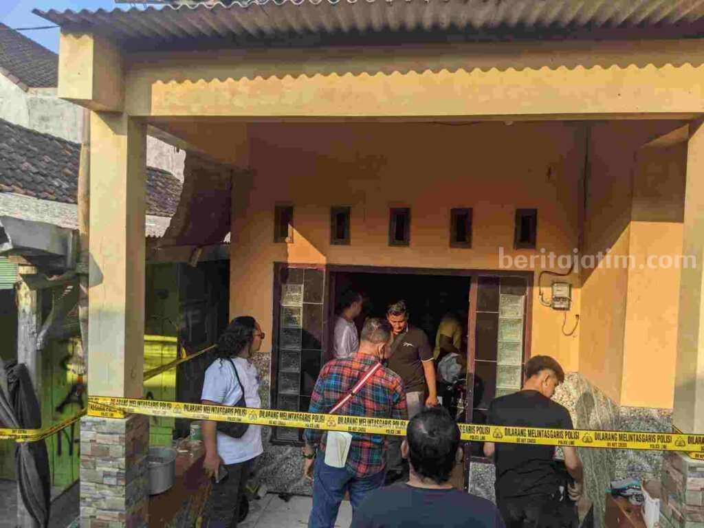 Rumah pelaku AB (15) di Kecamatan Kemlagi, Kabupaten Mojokerto yang menjadi lokasi pembunuhan. [Foto : Misti/beritajatim.com]