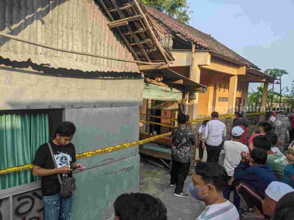 Rumah pelaku AB (15) di Kecamatan Kemlagi, Kabupaten Mojokerto yang menjadi lokasi pembunuhan. [Foto : ist]