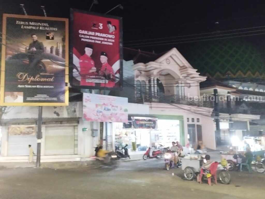 Baleho Ganjar Pranowo di Sampang yang sebelumnya sempat diturunkan oleh Satpol PP (Foto: Zamachsari/beritajatim.com)