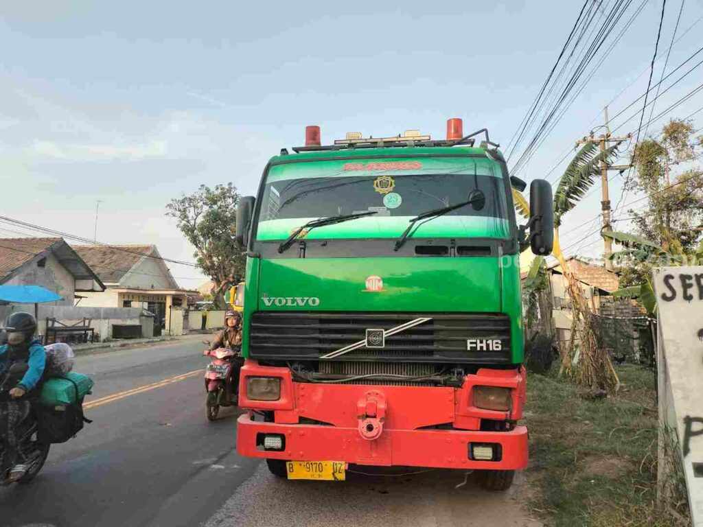 Kendaraan truk tronton traktor head bernomor polisi B 9170 UZ yang ditumpangi oleh ISM anak jalanan. [Foto:Diah Ayu/beritajatim.com]