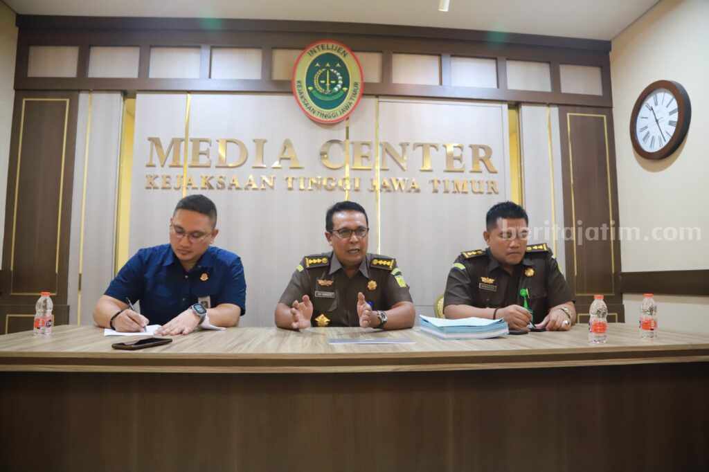 Kajari Madiun Juga Terlibat Pungli? Ini Jawaban Kejati Jatim Asisten Bidang Pengawasan Kejati Jatim, Edi Handojo didampingi Kristiya Lutfiasandi dan juga PLT Kasi Penkum Kejati Jatim Andrianto Budi Santoso