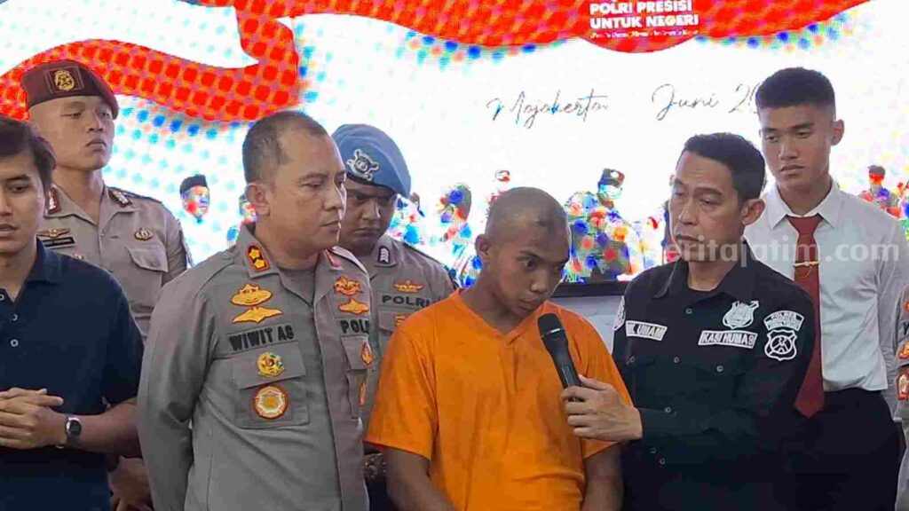 Pelaku pembunuhan jasad dalam karung, MA (19) saat dirilis di Mapolresta Mojokerto. [Foto : Misti/beritajatim.com]