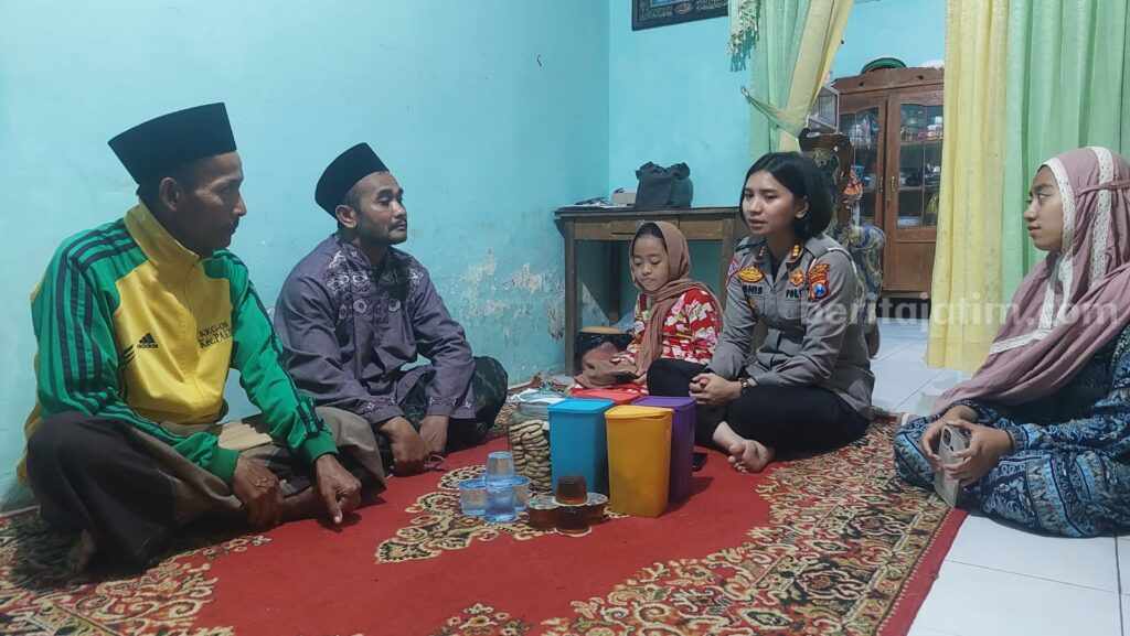 Kasatlantas Polres Malang AKP Agnis Juwita, menyerahkan santunan dan memberikan bantuan moril bagi seluruh keluarga korban meninggal dunia, Rabu (14/6/2023).