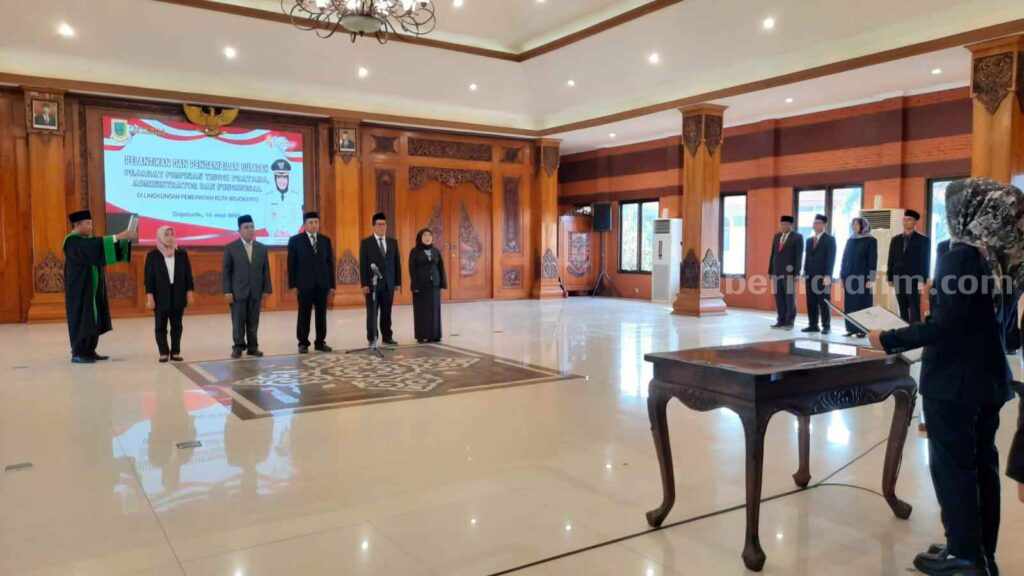 Wali Kota Mojokerto Ika Puspitasari melantik dan mengambil sumpah lima pejabat di Pendapa Sabha Mandala Madya, Pemkot Mojokerto. [Foto : ist]