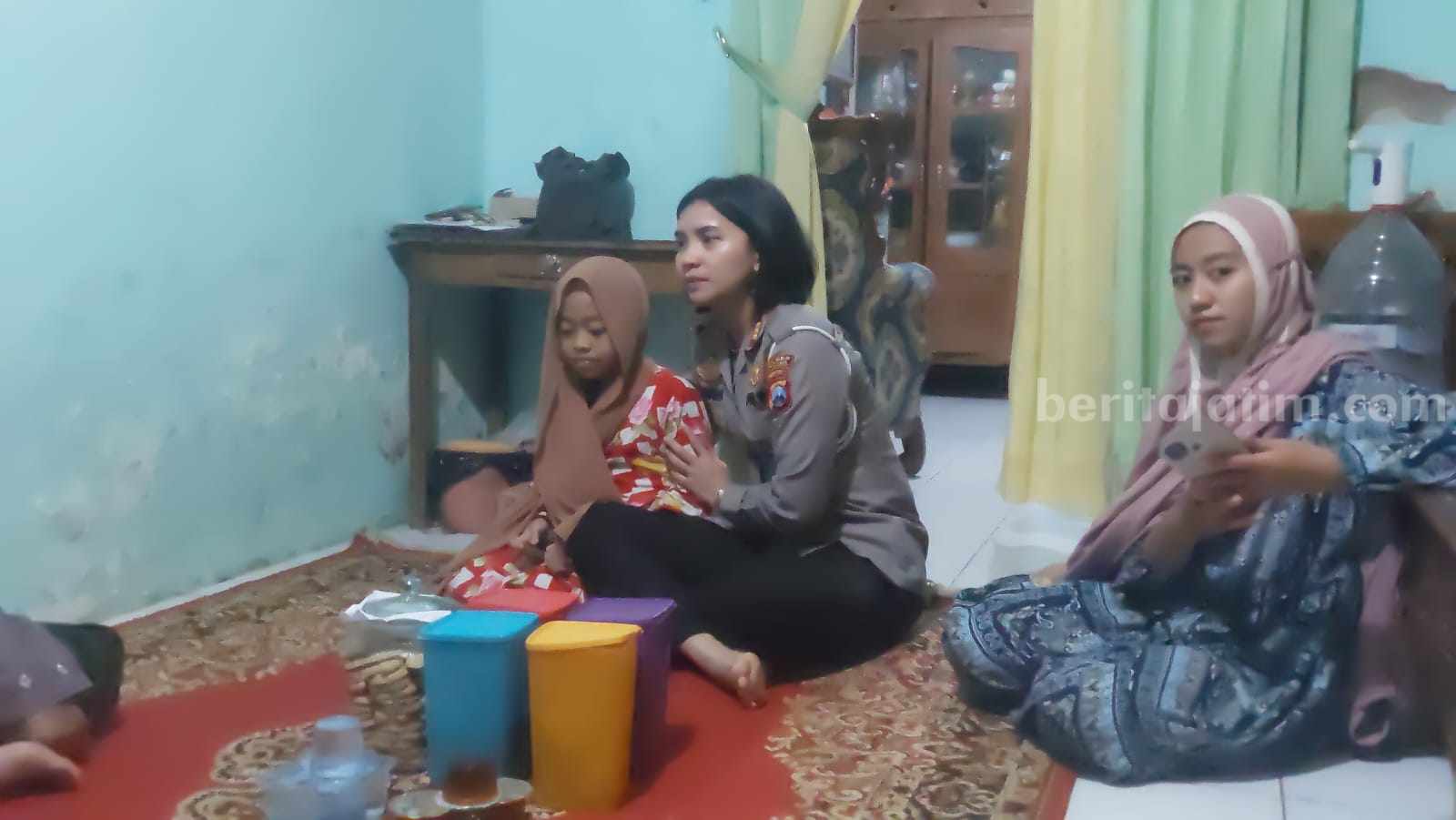 Kasatlantas Polres Malang AKP Agnis Juwita, menyerahkan santunan dan memberikan bantuan moril bagi seluruh keluarga korban meninggal dunia, Rabu (14/6/2023).