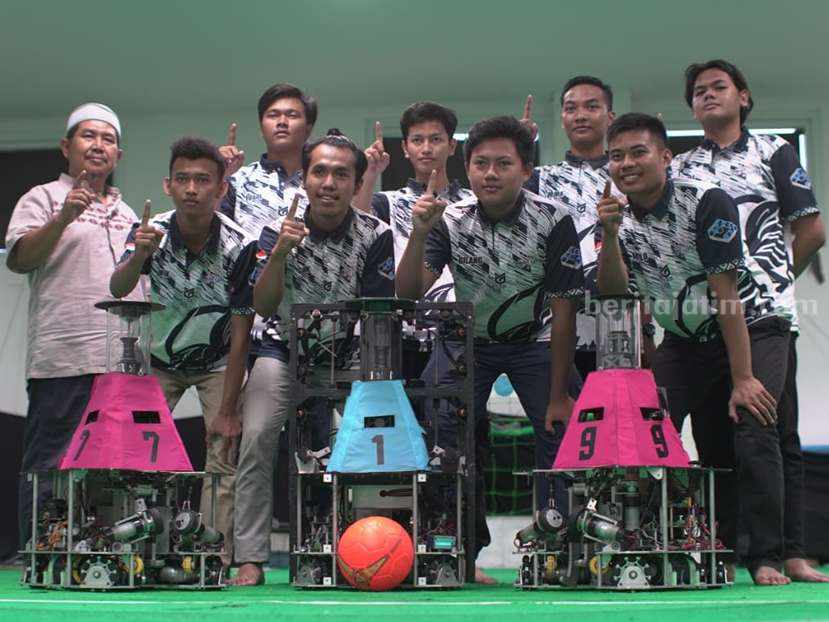 5 Tim Robot Unesa Melaju ke KRI Tingkat Nasional Tim Robot Fakultas Teknik Universitas Negeri Surabaya