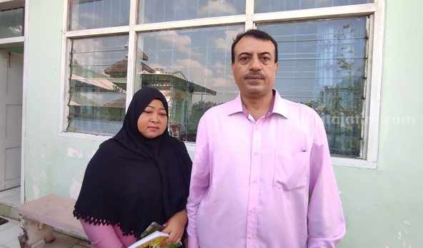 Muhammad Shohail (47) warga negara Pakistan dan Zumrotin (50) asal Merakurak Tuban. [Foto:Diah Ayu/beritajatim.com]
