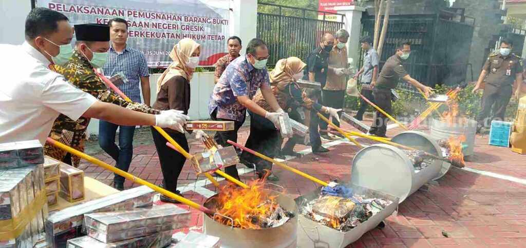 Kejari Gresik saat musnah barang bukti