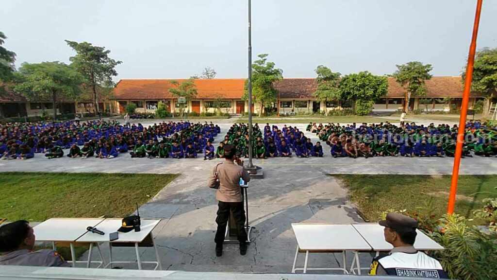 Kapolsek Jetis, Kompol Maryanto saat memberikan sosialisasi kenakalan remaja dalam 'Jumat Curhat' di SMK Negeri 1 Jetis. [Foto : ist]