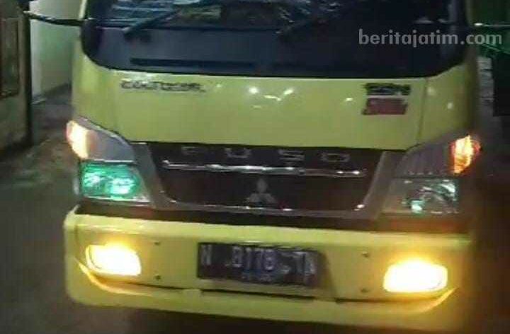 Truk nopol N 8178 TN yang dikendarai Mohamad Syafi'i menjadi sasaran pelemparan batu orang tak dikenal di jalur alternatif Mojokerto-Lamongan. [Foto : ist]