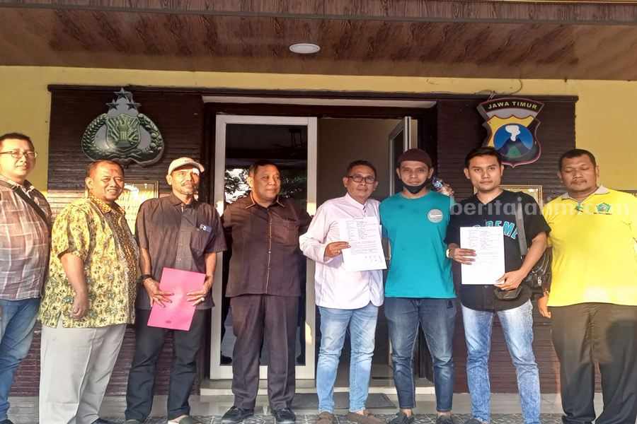 Damai. Anggota DPRD Warih Andono mendampingi Kades Kureksari dan keluarga Mualimin mencabut laporan di Mapolsek Waru