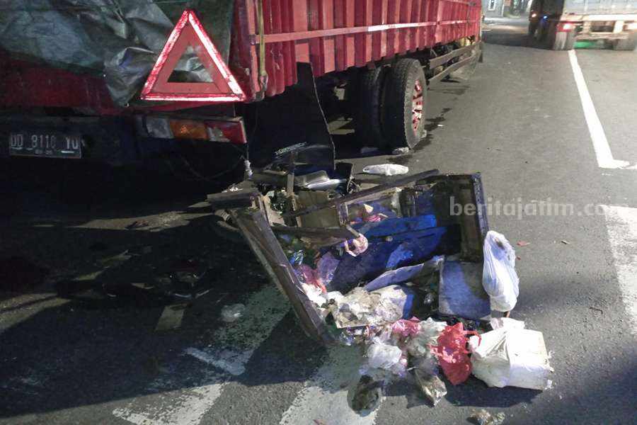 Kecelakaan di Karang Pilang, Pedagang Sayur Tewas usai Tabrak Truk Berhenti Motor BS yang remuk usai menabrak bagian belakang truk yang berhenti di Jalan Mastrip, Jumat (16/06/2023). (Foto/ist).