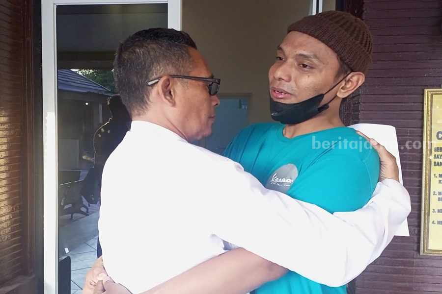 Perselisihan Kades Kureksari Sidoarjo dengan warga berakhir damai. Tampak kades Wishom Sahudi (baju putih) berangkulan dengan anak pertama Mualimin Perselisihan Kades Kureksari Sidoarjo dengan warga berakhir damai. Tampak kades Wishom Sahudi (baju putih) berangkulan dengan anak pertama Mualimin