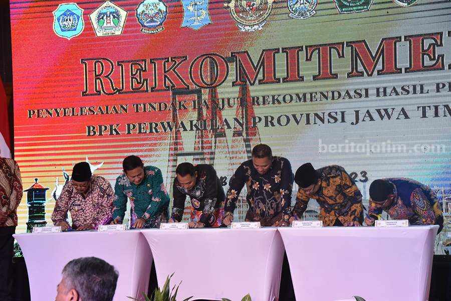 Bupati Sidoarjo Siap Selesaikan TLRHP Seratus Persen Bupati Sidoarjo bersama 5 kepada daerah lainnya saat mendatangani penyelesaian LTRHP