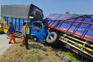 Kecelakaan truk paket yang menabrak truk fuso di Jalan Tol Ngawi-Solo, Sabtu (17/6/2023) Kecelakaan truk paket yang menabrak truk fuso di Jalan Tol Ngawi-Solo, Sabtu (17/6/2023)