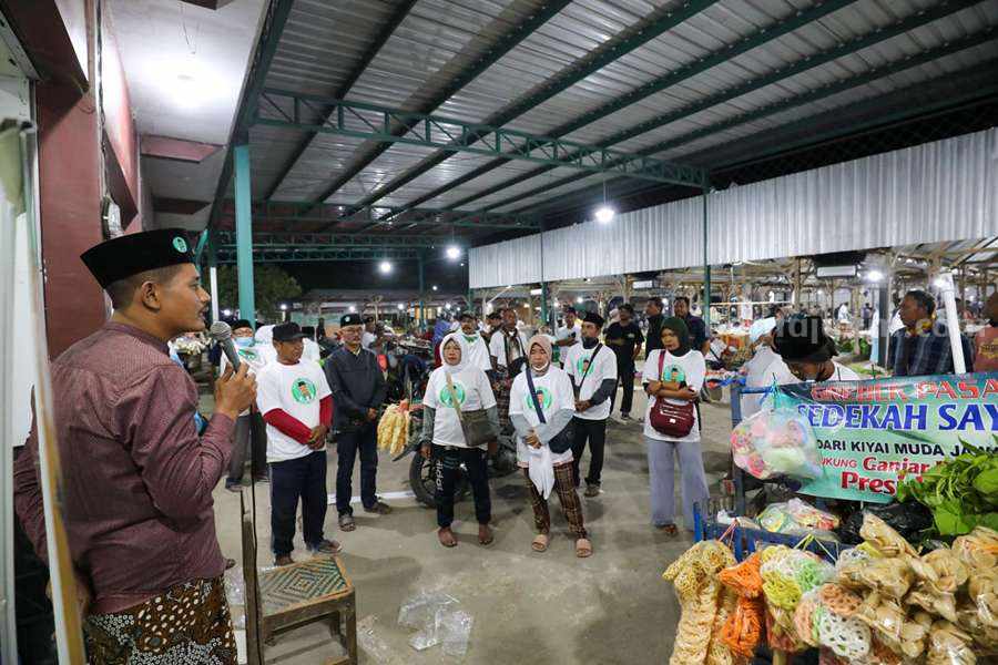 Sukarelawan Kiai Muda Jatim pendukung Ganjar Pranowo adakan Grebek Pasar